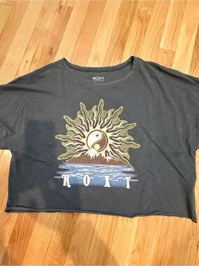 Like New! Roxy Black Crop Tee with Sun & Yin-Yang Graphic